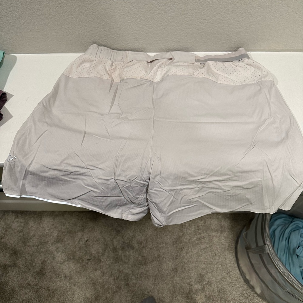 Men’s Lululemon running shorts with liner